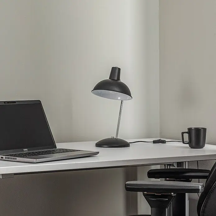 Lindby Tischleuchte Jamelia - L x B x H: 19 x 19 x 37 cm, schwarz, schwarz, E14 - Schwarze Schreibtischlampe, silberner Laptop und schwarze Tasse auf weißem Schreibtisch.