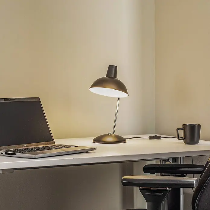 Lindby Tischleuchte Jamelia - L x B x H: 19 x 19 x 37 cm, schwarz, schwarz, E14 - Beleuchtete, dunkelbraune Metall-Schreibtischlampe mit silbernem Ständer auf einem Schreibtisch neben Laptop und Tasse.