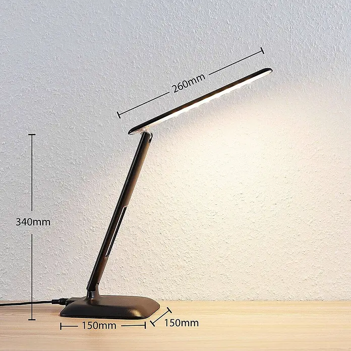 Lindby Tischleuchte Ludmilla - L x B x H: 26 x 15 x 34 cm, schwarz, schwarz - Dunkle LED-Schreibtischlampe mit schlankem, verstellbarem Kopf, 340mm hoch, auf Holztisch, Sockel 150x150mm, Lichtleiste 260mm.