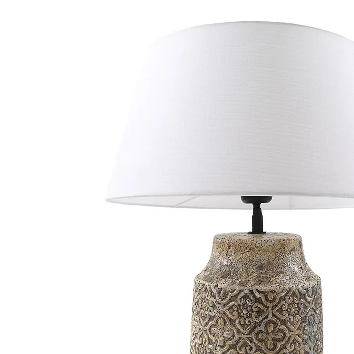 Lindby Tischleuchte Aelith - L x B x H: 40 x 40 x 49 cm, alu / grau / zink, weiß / opal, E27 - Eine Tischlampe mit weißem Stoffschirm und einem dekorativen Keramikfuß mit einem aufwendigen, rissigen Muster in Erdtönen.