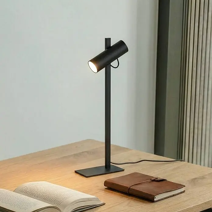 Lucande Tischleuchte Lysias - schwarz, schwarz, GU10 - Schwarze, minimalistische Tischleuchte auf Holzschreibtisch, beleuchtet offenes Buch und Ledernotizbuch.