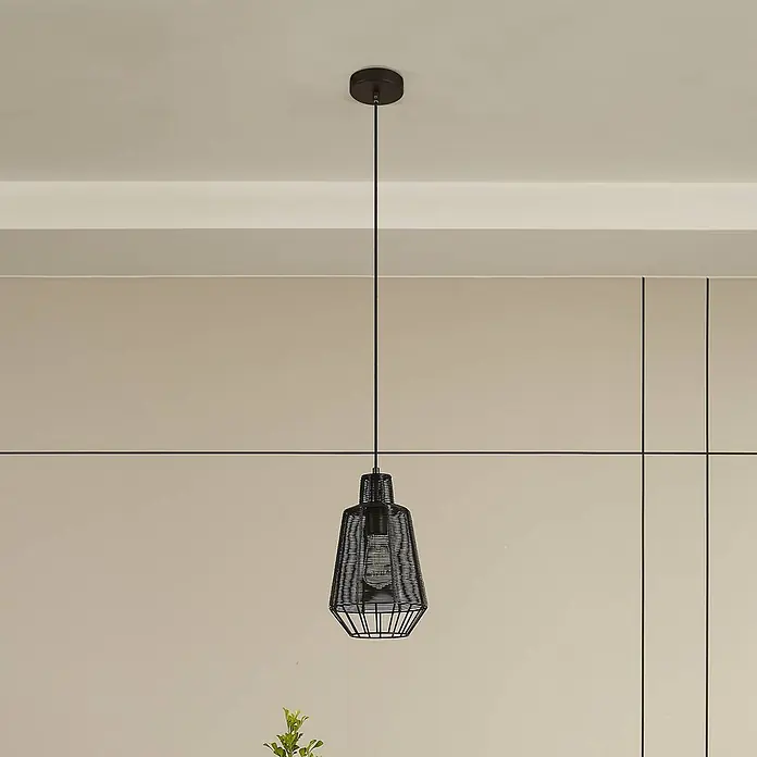 Lucande Pendelleuchte Tinko - L x B x H: 20 x 20 x 34,5 cm, schwarz, Schwarz, E27 - Schwarze Pendelleuchte aus geflochtenem Metallgeflecht hängt von der Decke.