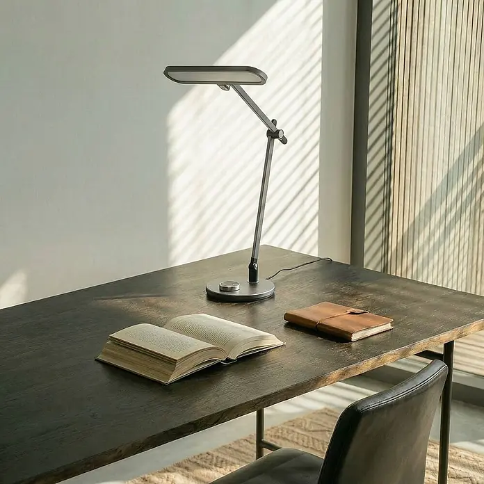 Lindby Tischleuchte Elvir - L x B x H: 57,5 x 19,9 x 53 cm, alu / grau / zink, alu / grau / zink - Elegante silberne Schreibtischlampe mit verstellbarem Arm und rechteckigem LED-Kopf, die einen Holztisch mit offenem Buch und Notizbuch beleuchtet.