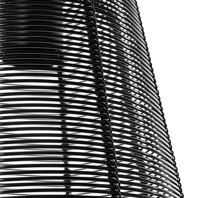Lucande Pendelleuchte Tinko - L x B x H: 20 x 20 x 34,5 cm, schwarz, Schwarz, E27 - Nahaufnahme einer glänzend schwarzen, gebogenen Struktur aus horizontalen Lamellen, verbunden durch eine vertikale Webnaht.