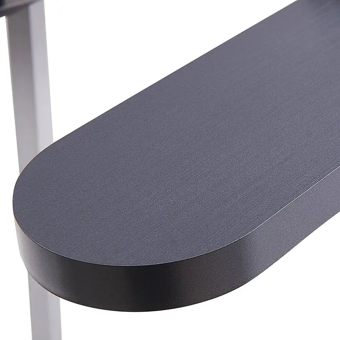Lindby Tischleuchte Elvir - L x B x H: 57,5 x 19,9 x 53 cm, alu / grau / zink, alu / grau / zink - Dunkelgraues, texturiertes Regalbrett mit abgerundeten Ecken, gestützt von einem hellgrauen Pfosten.