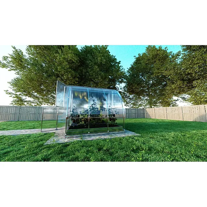 Klasika Greenhouses Gewächshaus Tube Klasika - Außenmaß inkl. Dachüberstand (B x T): 300 x 200 cm, Material Seitenwand: Kunststoff, 6 mm, Silbergrau - Kleines durchsichtiges Polycarbonat-Gewächshaus mit Pflanzen, in einem sonnigen Garten auf einem gepflasterten Weg.