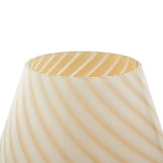 Lindby Tischleuchte Andriana - gelb / orange, gelb / orange, E14 - Creme Glasvase mit wirbelnden beigefarbenen Streifen, zeigt ihre ausgestellte obere Öffnung.