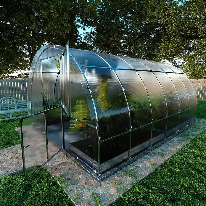 Klasika Greenhouses Gewächshaus Tube Klasika - Außenmaß inkl. Dachüberstand (B x T): 300 x 400 cm, Material Seitenwand: Kunststoff, 4 mm, Silbergrau - Gewölbtes Polycarbonat-Gewächshaus mit offener Tür auf gepflastertem Gartenweg, umgeben von Gras und Bäumen.