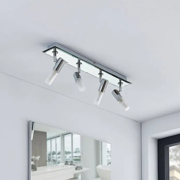 Lindby Deckenstrahler Zela - L x B x H: 53 x 13,5 x 11 cm, chrom / silber, G9 - Vier verstellbare Chrom-Deckenstrahler mit Milchglas-Diffusoren auf rechteckiger Spiegelplatte, über Badspiegel montiert.