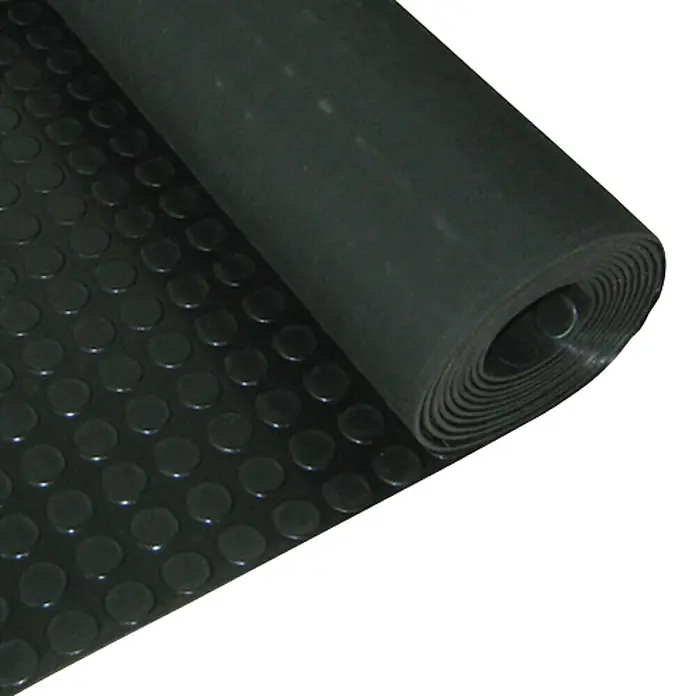 Pavimento de caucho - L x An: 1,2 x 2 m, Negro, Caucho - Primer plano de un rollo de alfombra de goma negra con un patrón de botones, ideal para pisos en talleres o garajes.