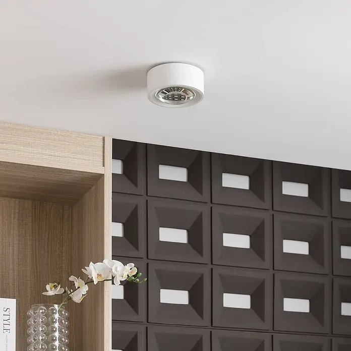 Arcchio Deckenleuchte Rotari - L x B x H: 12 x 12 x 6,9 cm, weiß / opal, weiß / opal - Weißer zylindrischer Deckenanbau-Downlight an einer Decke.
