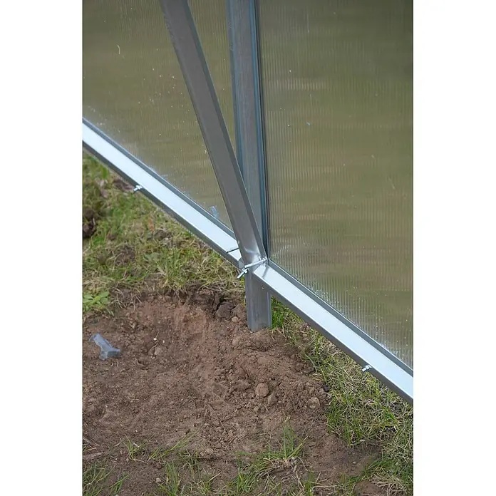 Klasika Greenhouses Gewächshaus Slim Klasika - Außenmaß inkl. Dachüberstand (B x T): 200 x 400 cm, Material Seitenwand: Kunststoff, 4 mm, Silbergrau - Verzinkter Metallrahmen und geriffelte transparente Platte eines Gewächshauses, teilweise im Boden installiert.