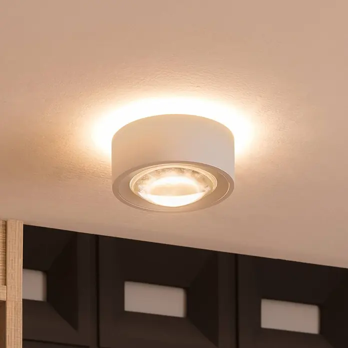 Arcchio Deckenleuchte Rotari - L x B x H: 12 x 12 x 6,9 cm, weiß / opal, weiß / opal - Weiße zylindrische LED-Deckenleuchte an einer strukturierten Decke, die warmes, diffuses Licht abstrahlt.