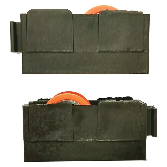 Cojinete de bolas pástico 2-P - Diámetro: 16 mm, Ancho: 15 mm - Dos cajas de objetivos de arcilla de color verde oliva, medio llenas de objetivos de arcilla de color naranja.