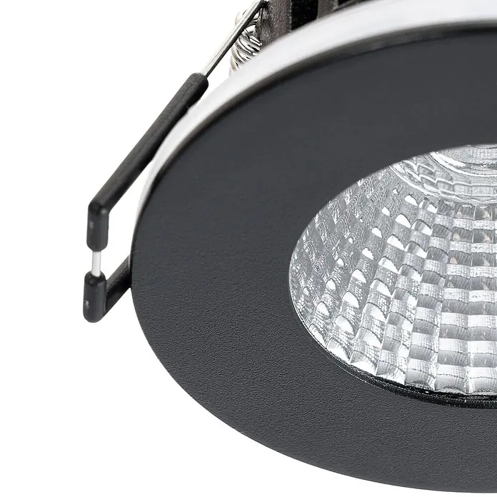 Arcchio Deckenstrahler Lirin - schwarz, schwarz - Nahaufnahme eines schwarzen, strukturierten LED-Einbaustrahlers mit gemusterter, reflektierender Innenseite und Federklammern.