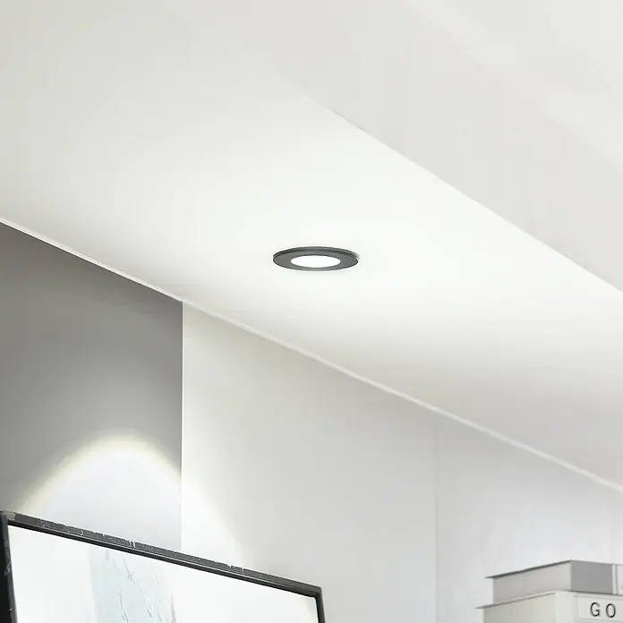 Arcchio Deckenstrahler Lirin - schwarz, schwarz - Rundes LED-Einbaustrahler mit dunkelgrauem Rand, in weißer Decke installiert, Licht spendend.