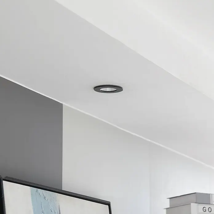 Arcchio Deckenstrahler Lirin - schwarz, schwarz - Schwarze eingelassene LED-Deckenleuchte in einer weißen Decke installiert.