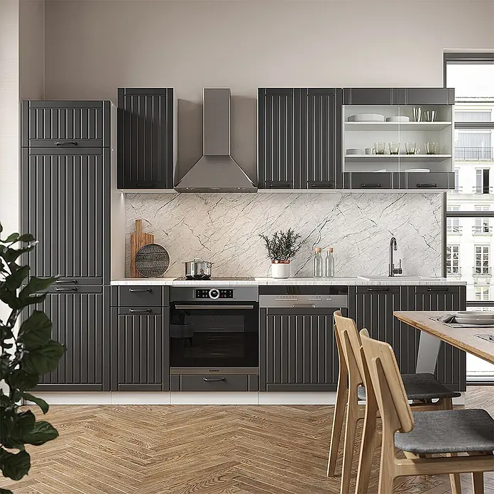 Vicco Küchenzeile Fame-Line Anthrazit Landhaus/Weiß, AP Eiche - Breite: 300 cm, Anthrazit Landhaus, Ohne Elektrogeräte - Dunkelgraue Küchenschränke mit gerillten Türen und Marmor-Rückwand, in einer modernen Küche.