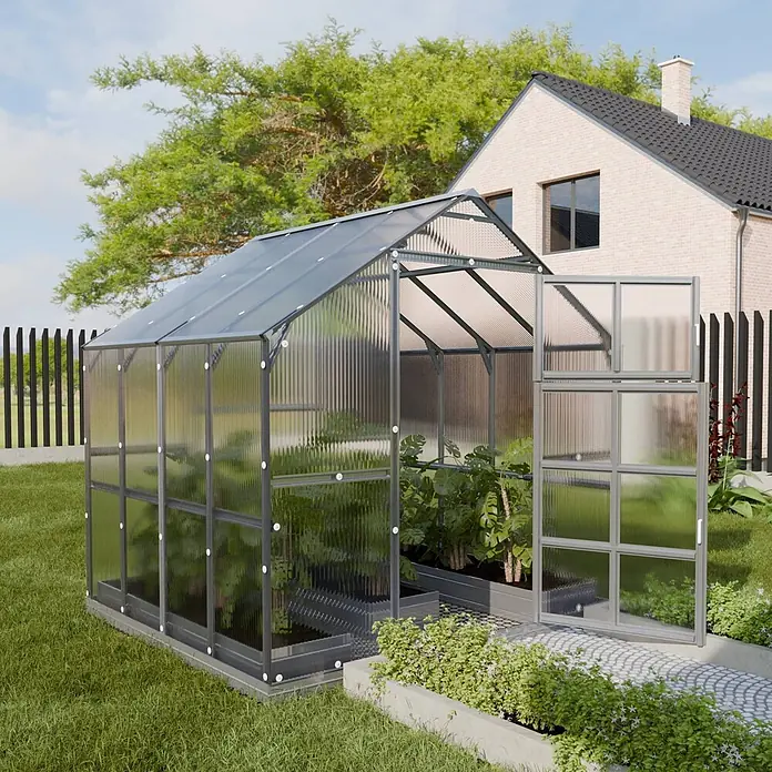 Klasika Greenhouses Gewächshaus House Klasika - Außenmaß inkl. Dachüberstand (B x T): 235 x 212 cm, Material Seitenwand: Kunststoff, 6 mm, Silbergrau - Graues Metallgewächshaus mit transparenten Platten und offener Tür, voller Pflanzen, auf Rasen neben Haus.