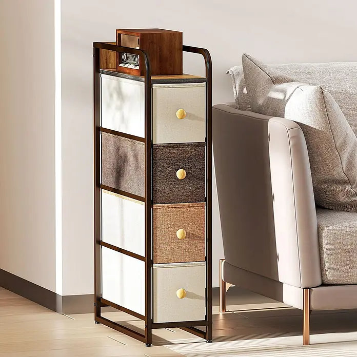 Homcom Kommode 1-teilig - L x B x H: 20 x 47 x 84,5 cm, Mehrfarbig, Anzahl Schubladen: 4 Stk. - Schlankes Stoffschubladen-Regal mit dunklem Metallrahmen, Holzplatte, fünf mehrfarbigen Stoffschubladen mit Holzknöpfen, neben einem Sofa platziert.