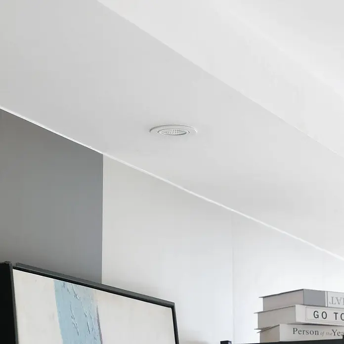 Arcchio Deckenstrahler Zarik - weiß / opal, weiß / opal - Weißer, runder LED-Einbaustrahler bündig in eine moderne weiße Decke installiert.