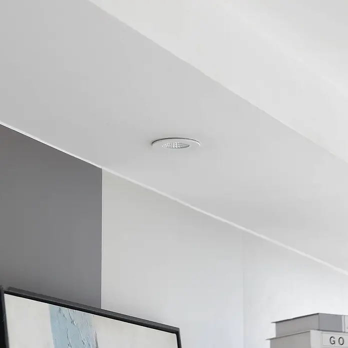 Arcchio Deckenstrahler Lirin - weiß / opal, weiß / opal - Runde Einbauleuchte mit silbernem Ring in einer weißen Decke installiert.