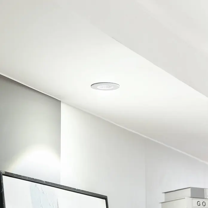 Arcchio Deckenstrahler Lirin - weiß / opal, weiß / opal - Ein silberner LED-Einbaustrahler leuchtet hell.