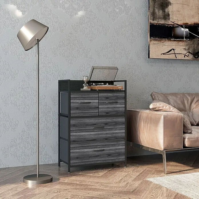 Homcom Kommode 1-teilig - L x B x H: 60 x 29 x 85 cm, Schwarz, grau, Anzahl Schubladen: 4 Stk. - Dunkelgraue Kommode mit schwarzem Rahmen, Holzmaserungsschubladen und offener Ablage mit Plattenspieler im Wohnzimmer.