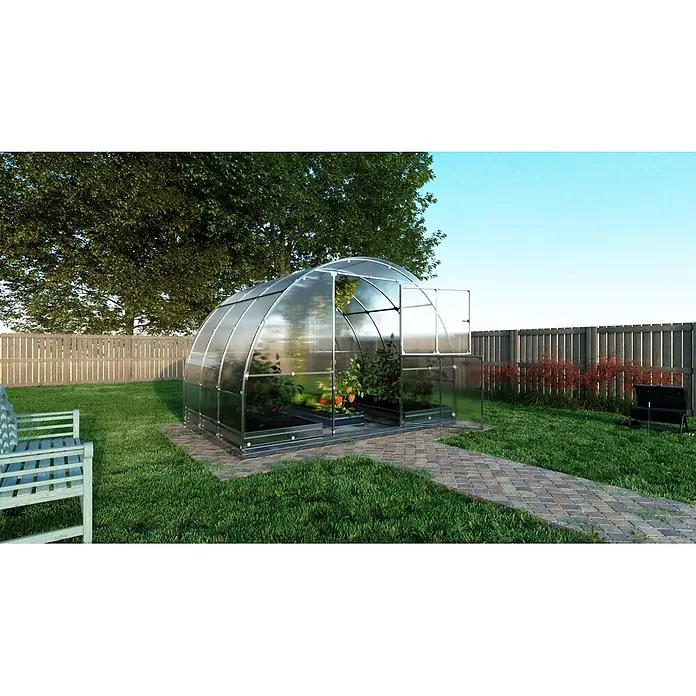Klasika Greenhouses Gewächshaus Tube Klasika - Außenmaß inkl. Dachüberstand (B x T): 300 x 200 cm, Material Seitenwand: Kunststoff, 6 mm, Silbergrau - Gewölbtes Polycarbonat-Gewächshaus mit Metallrahmen im Garten, mit Pflanzen darin. Ein Weg führt zur offenen Tür.