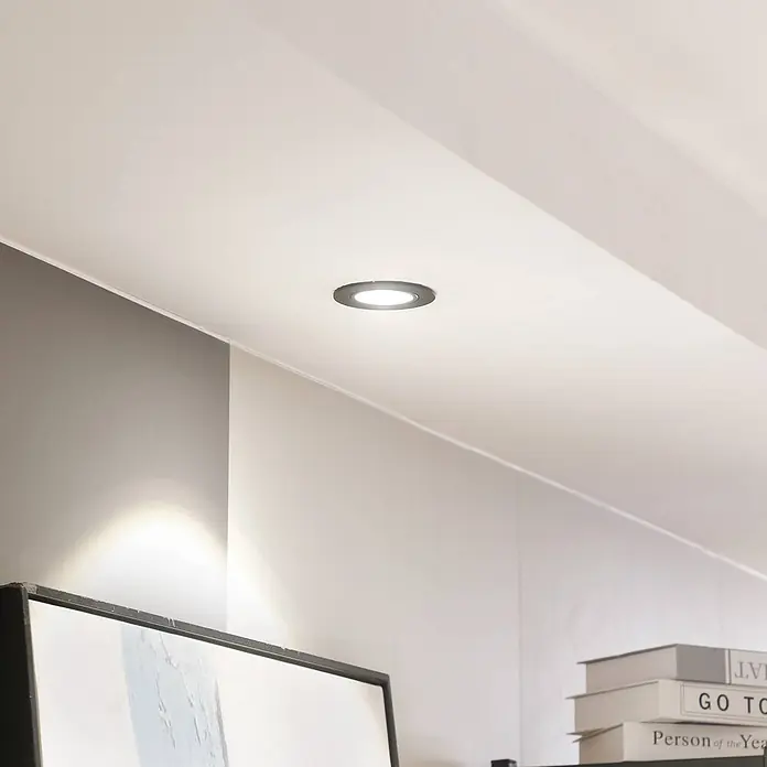 Arcchio Deckenstrahler Zarik - schwarz, schwarz - Einbauleuchte in Silber an einer weißen Decke, die helles Licht zur Raumbeleuchtung spendet.