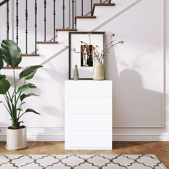 Homcom Kommode 1-teilig - L x B x H: 55 x 33 x 80 cm, Weiß, Anzahl Schubladen: 4 Stk. - Weißer Kommode mit 4 Schubladen, in einem Flur unter einer Treppe platziert.