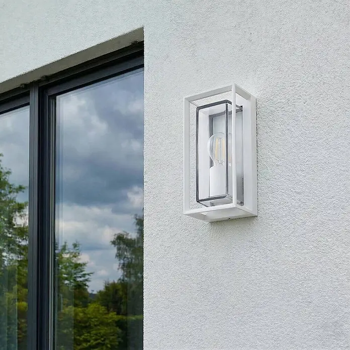 Arcchio Außenwandleuchte Ismera - weiß / opal, weiß / opal, IP65 - Weiße moderne rechteckige Außenwandleuchte mit sichtbarer Filamentlampe, an einer texturierten weißen Fassade montiert.