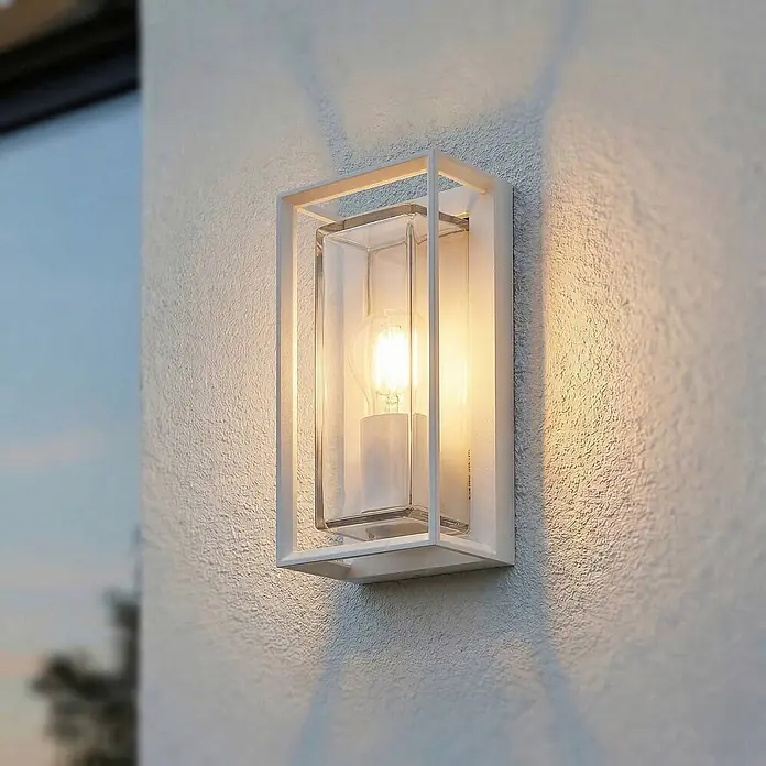Arcchio Außenwandleuchte Ismera - weiß / opal, weiß / opal, IP65 - Weiße rechteckige Außenwandleuchte mit Klarglas und Glühbirne an strukturierter Wand.