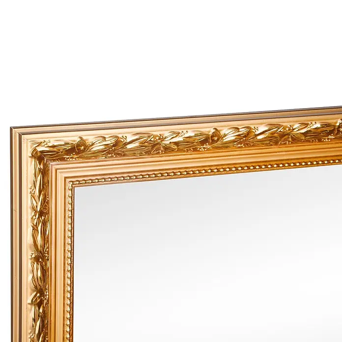 Rahmenspiegel Sonja - 50 x 150 cm, Gold, Holz - Nahaufnahme eines goldfarbenen, verzierten Bilderrahmens mit dekorativen Blattmotiven.