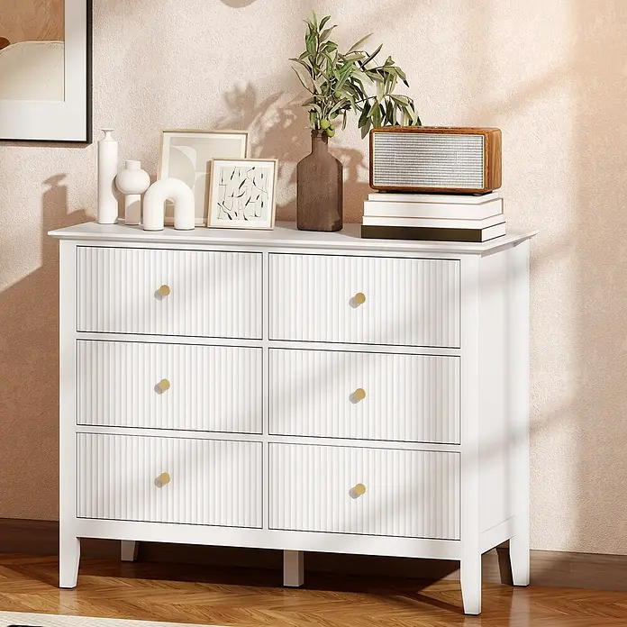 Homcom Kommode 2-teilig - L x B x H: 100 x 40 x 78 cm, Weiß, Anzahl Schubladen: 6 Stk. - Weißes geriffeltes Sideboard mit goldenen Knöpfen, dekoriert mit Kunst und Gegenständen in einem Raum.