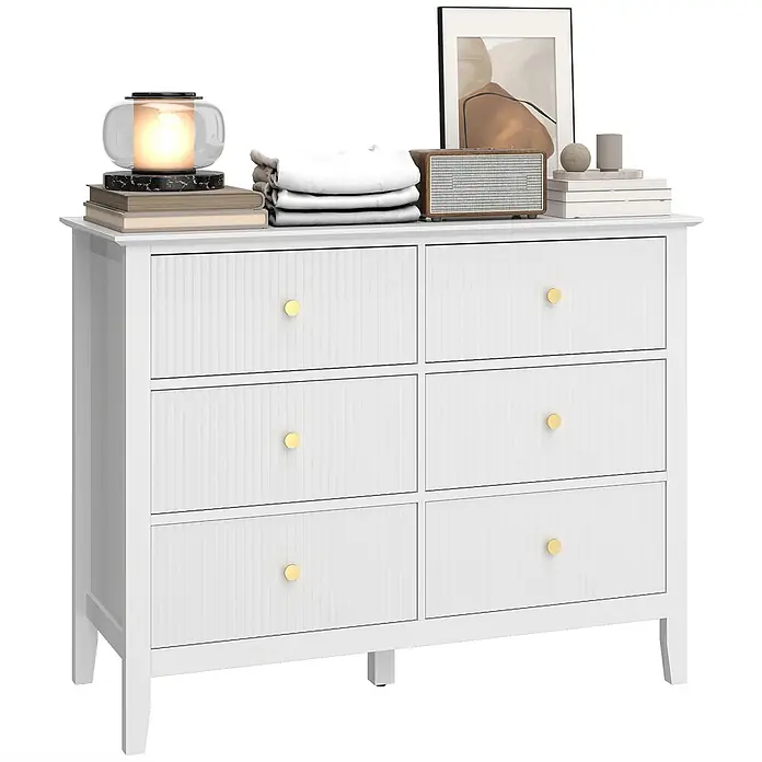 Homcom Kommode 2-teilig - L x B x H: 100 x 40 x 78 cm, Weiß, Anzahl Schubladen: 6 Stk. - Weißer Sechs-Schubladen-Kommode mit Rillenpaneelen, goldfarbenen Knöpfen und konischen Beinen, dekoriert mit Lampe, Büchern und Radio.