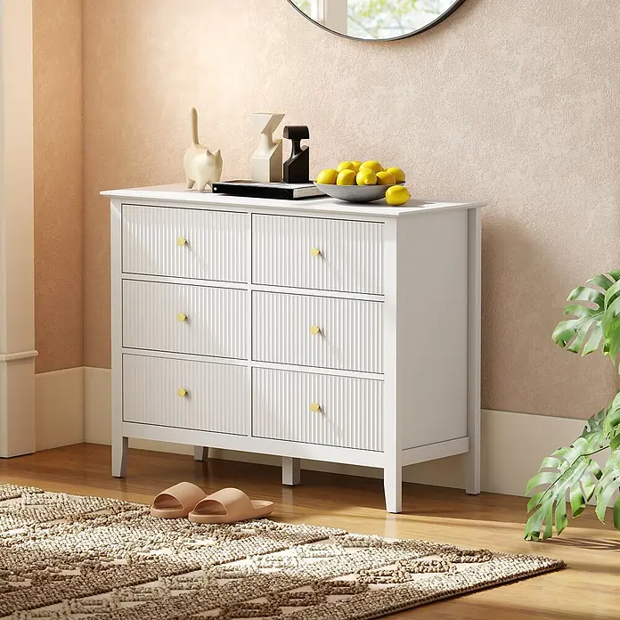 Homcom Kommode 2-teilig - L x B x H: 100 x 40 x 78 cm, Weiß, Anzahl Schubladen: 6 Stk. - Ein weißes Sideboard mit geriffelten Schubladen und goldenen Griffen, in einem Raum mit Teppich.