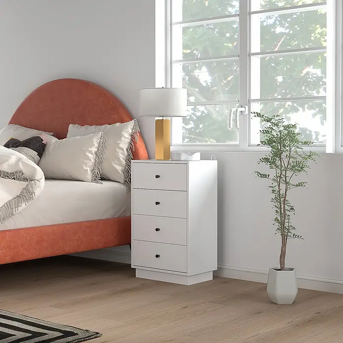 Homcom Kommode 1-teilig - L x B x H: 47 x 29 x 75 cm, Weiß, Anzahl Schubladen: 4 Stk. - Weißer Nachttisch mit vier Schubladen und schwarzen Griffen, mit Lampe, neben einem Bett.