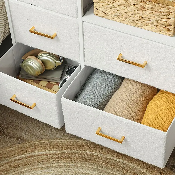 Homcom Kommode 1-teilig - L x B x H: 110 x 30 x 76 cm, Cremeweiß, Anzahl Schubladen: 8 Stk. - Weiße flauschige Stoffschubladen mit goldenen Griffen, gefüllt mit Decken und Accessoires.