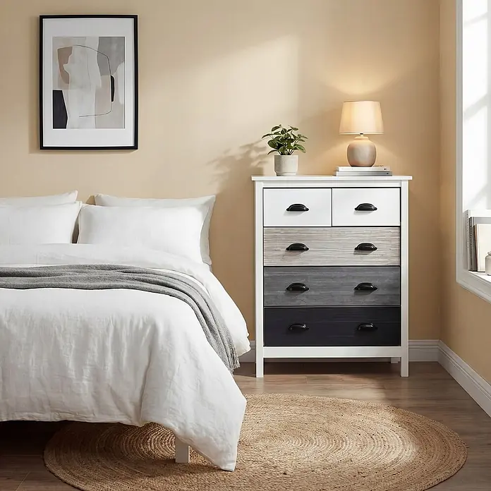 Homcom Kommode 1-teilig - L x B x H: 70 x 38 x 85 cm, Weiß, grau, Anzahl Schubladen: 5 Stk. - Kommode mit weißem Rahmen und fünf mehrfarbigen Holzschubladen (weiß, hell- bis dunkelgrau, dunkelblau) in einem Schlafzimmer.