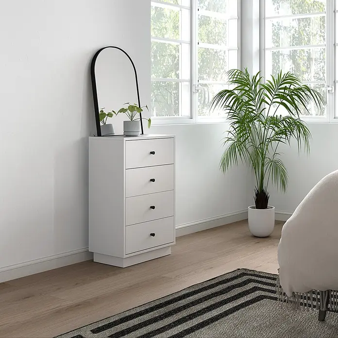 Homcom Kommode 1-teilig - L x B x H: 47 x 29 x 75 cm, Weiß, Anzahl Schubladen: 4 Stk. - Weiße Kommode mit schwarzen Griffen in einem Raum. Spiegel und Pflanzen stehen darauf, neben einem großen Fenster.
