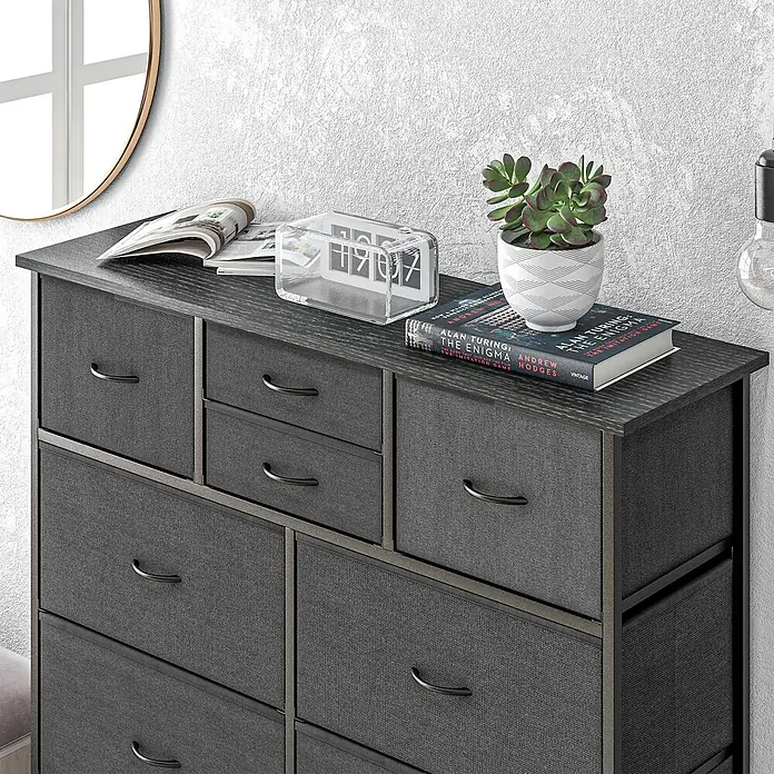 SONNENH Kommode - Schwarz, Anzahl Schubladen: 10 Stk. - Dunkelgraue Kommode mit Stoffschubladen und Holzplatte, dekoriert mit Pflanze und Büchern in einem modernen Raum.