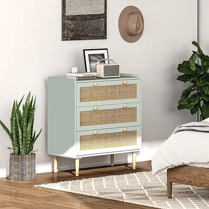 Homcom Kommode 1-teilig - L x B x H: 80 x 40 x 87,5 cm, Grün, gelb, Anzahl Schubladen: 3 Stk. - Hellgrüne Kommode mit Rattanfronten, Holzknöpfen und Holzbeinen in einem Schlafzimmer.