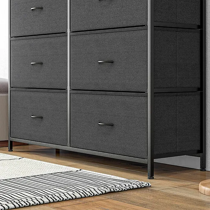 SONNENH Kommode - Schwarz, Anzahl Schubladen: 10 Stk. - Dunkelgraue Kommode aus Stoff mit mehreren Schubladen und Metallgriffen, auf schwarzem Metallrahmen auf Holzboden.