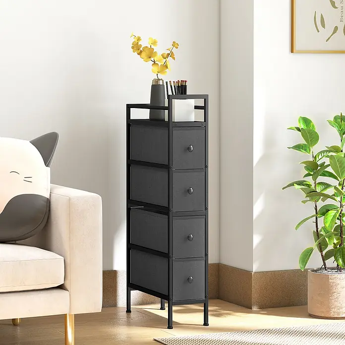 Homcom Kommode 1-teilig - L x B x H: 20 x 43 x 81,5 cm, Schwarz, Anzahl Schubladen: 4 Stk. - Hoher schwarzer Metallrahmen-Aufbewahrungsturm mit fünf schwarzen Stoffschubladen und Deko oben, neben einem Sofa.