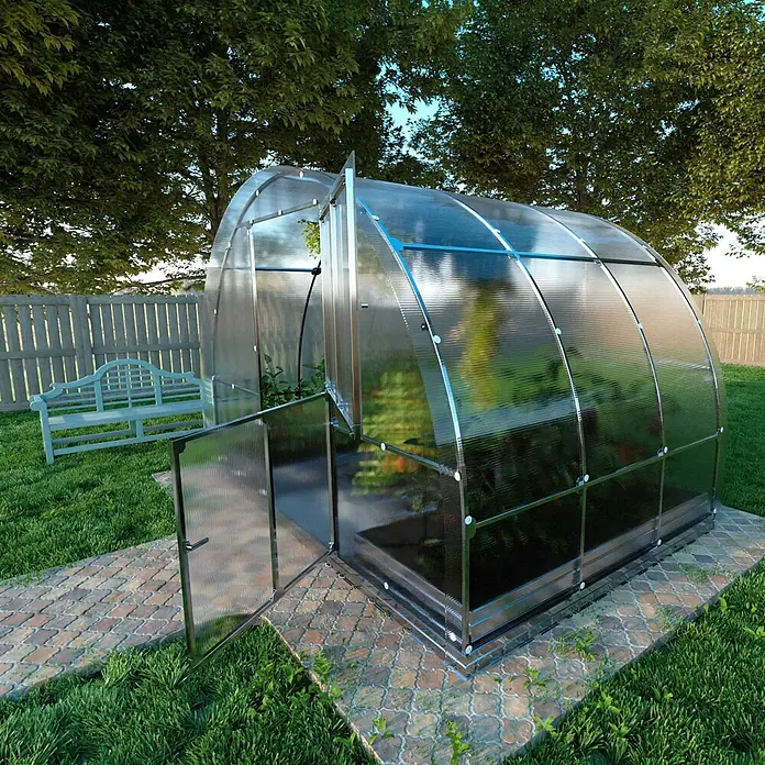Klasika Greenhouses Gewächshaus Tube Klasika - Außenmaß inkl. Dachüberstand (B x T): 300 x 200 cm, Material Seitenwand: Kunststoff, 4 mm, Silbergrau - Gewölbtes Gewächshaus aus durchsichtigen Wellplatten und Metallrahmen, im Garten mit offener Tür und Pflanzen innen.