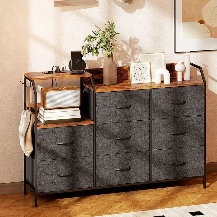 Homcom Kommode 1-teilig - L x B x H: 130,5 x 30 x 88 cm, Rustikal-Braun + Schwarz, Anzahl Schubladen: 8 Stk. - Eine dunkelgraue Stoffkommode mit rustikaler Holzplatte und schwarzem Metallrahmen, als Stauraum in einem modernen Zimmer.