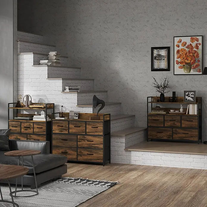 Homcom Kommode 1-teilig - Rustikalbraun, schwarz, Anzahl Schubladen: 7 Stk. - Drei rustikale braune Aufbewahrungsschränke mit schwarzen Metallrahmen bieten viel Stauraum in einem Wohnzimmer mit Treppe.
