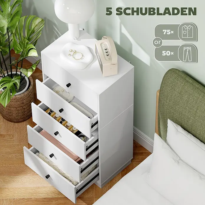 Homcom Kommode 1-teilig - L x B x H: 47 x 29 x 95 cm, Weiß, Anzahl Schubladen: 5 Stk. - Weiße Kommode mit 5 Schubladen und schwarzen Griffen, offene Schubladen mit Kleidung und Uhren, neben einem Bett.