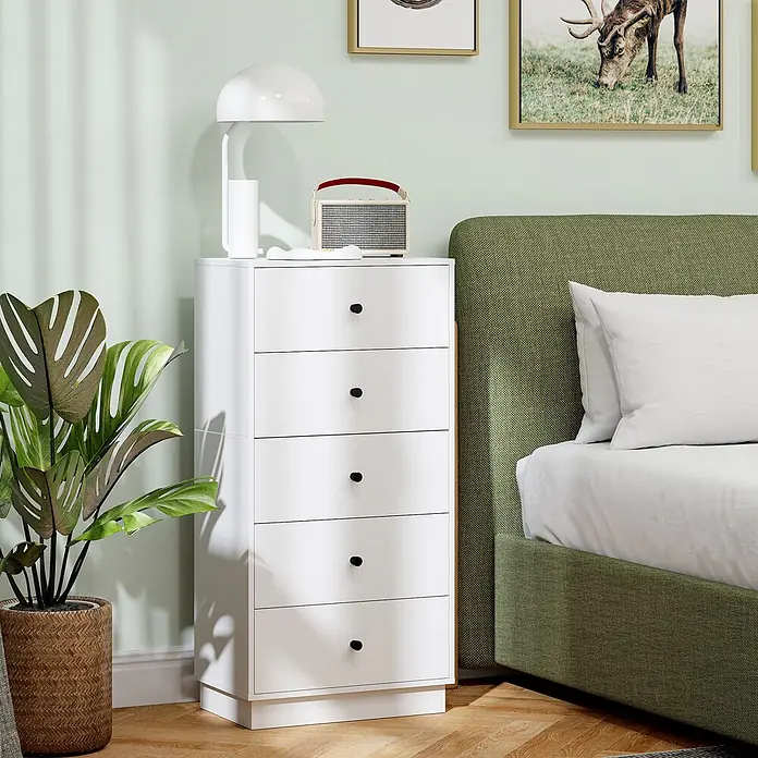 Homcom Kommode 1-teilig - L x B x H: 47 x 29 x 95 cm, Weiß, Anzahl Schubladen: 5 Stk. - Weißer 5-Schubladen-Schrank mit schwarzen Griffen, neben einem Bett in einem Schlafzimmer.